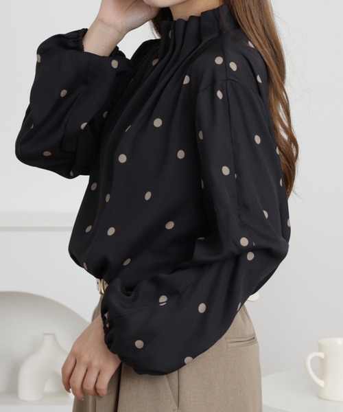 EGLANTINE（エグランティーヌ）の「EGLANTINE タックネックドット柄ブラウス 長袖（シャツ/ブラウス・レディース・ブラック/ベージュ/チャコールグレー・38）」の7枚目の写真