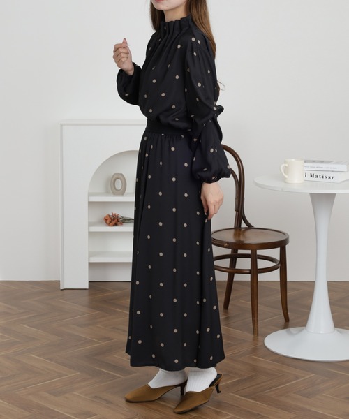EGLANTINE（エグランティーヌ）の「EGLANTINE タックネックドット柄ブラウス 長袖（シャツ/ブラウス・レディース・ブラック/ベージュ/チャコールグレー・38）」の13枚目の写真
