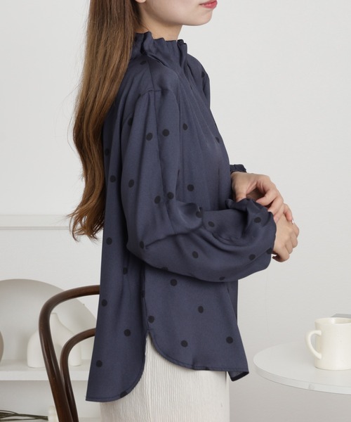 EGLANTINE（エグランティーヌ）の「EGLANTINE タックネックドット柄ブラウス 長袖（シャツ/ブラウス・レディース・ブラック/ベージュ/チャコールグレー・38）」の17枚目の写真