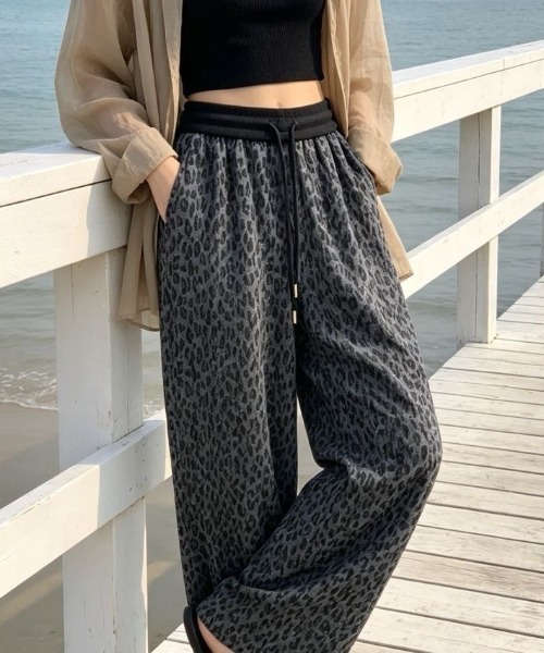 AVYL(アヴィル)の「レオパード柄ウエストリブイージースウェットワイドパンツ(スウェットパンツ・レディース・ブラック・M)」の2枚目の写真