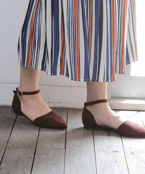 SESTO（セスト）の「アンクルストラップのポインテッドトゥフラットパンプス（パンプス・レディース・ボルドー/レオパード/パイソン/ダークブラウン/レッド/ブラック/ピンクベージュ/ライトグレー/ピンク/ネイビー/ブルー系その他/イエロー/グレイッシュベージュ/その他/ブラウン/チェック・L/3L/S/M/LL）」の4枚目の写真