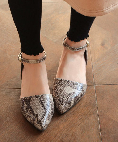 SESTO（セスト）の「アンクルストラップのポインテッドトゥフラットパンプス（パンプス・レディース・ボルドー/レオパード/パイソン/ダークブラウン/レッド/ブラック/ピンクベージュ/ライトグレー/ピンク/ネイビー/ブルー系その他/イエロー/グレイッシュベージュ/その他/ブラウン/チェック・L/3L/S/M/LL）」の16枚目の写真