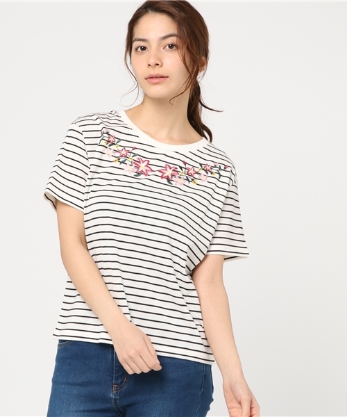 Honeys(ハニーズ)の「刺繍入りTシャツ(Tシャツ/カットソー・レディース・ブラック/カーキ/ホワイト×ブラック/ピンク/オフホワイト/オレンジ・S/M/L)」の3枚目の写真