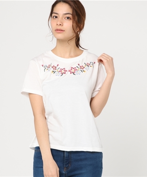 Honeys(ハニーズ)の「刺繍入りTシャツ(Tシャツ/カットソー・レディース・ブラック/カーキ/ホワイト×ブラック/ピンク/オフホワイト/オレンジ・S/M/L)」の2枚目の写真