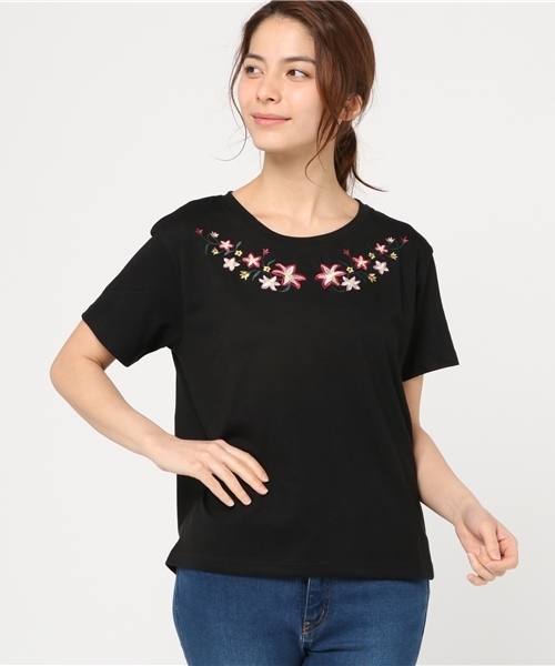Honeys(ハニーズ)の「刺繍入りTシャツ(Tシャツ/カットソー・レディース・ブラック/カーキ/ホワイト×ブラック/ピンク/オフホワイト/オレンジ・S/M/L)」の1枚目の写真