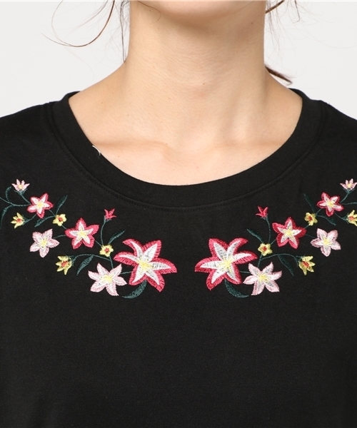 Honeys(ハニーズ)の「刺繍入りTシャツ(Tシャツ/カットソー・レディース・ブラック/カーキ/ホワイト×ブラック/ピンク/オフホワイト/オレンジ・S/M/L)」の10枚目の写真