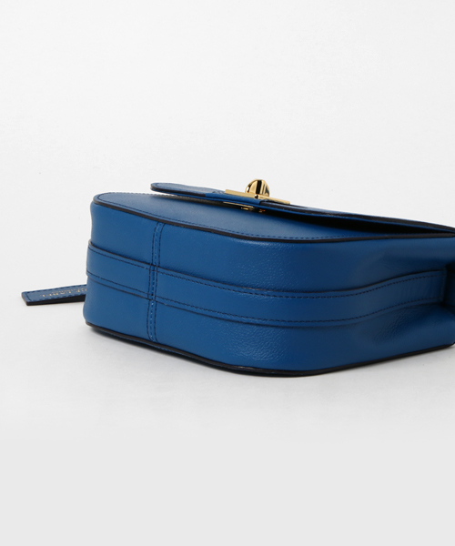 BLUE LABEL CRESTBRIDGE（ブルーレーベルクレストブリッジ）の「ミニレザーバッグ（ショルダーバッグ・レディース・ブルー/ブラック/イエロー・X）」の5枚目の写真