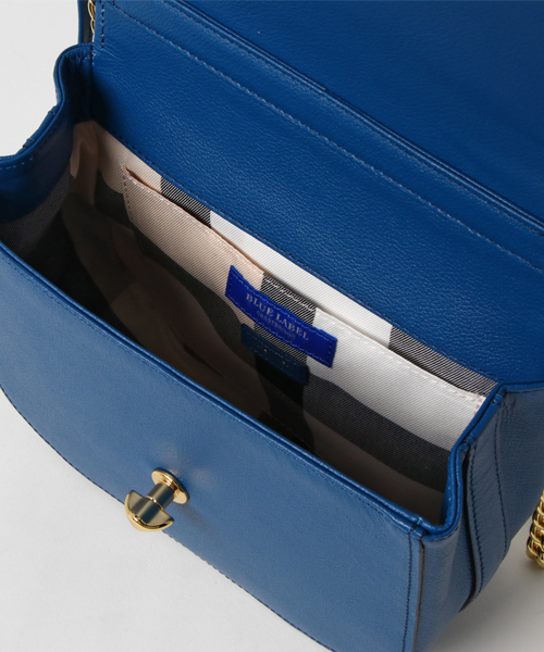 BLUE LABEL CRESTBRIDGE（ブルーレーベルクレストブリッジ）の「ミニレザーバッグ（ショルダーバッグ・レディース・ブルー/ブラック/イエロー・X）」の8枚目の写真