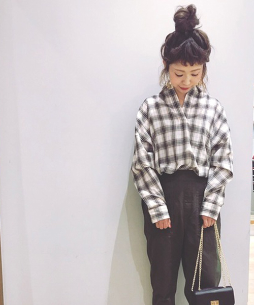 earth music&ecology（アースミュージックアンドエコロジー）の「イロイロコットンスキッパーシャツ ●（シャツ/ブラウス・レディース・ベージュ/ネイビー/オフホワイト/カーキ/グリーン/イエロー系その他/グレー系その他3/ベージュ系その他4/グリーン系その他5/ブルー系その他4/ブルー系その他5/レッド系その他7・FREE）」の4枚目の写真