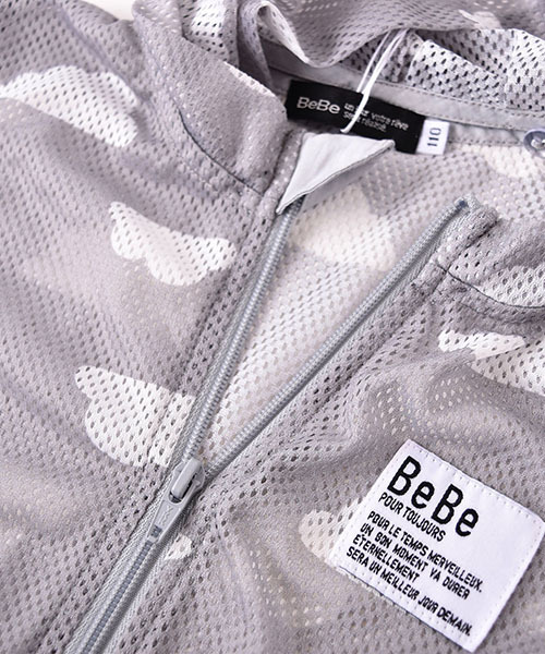 BeBe（ベベ）の「BeBe/メッシュ防虫加工パーカー（パーカー・キッズ・グレー/ピンク/ブルー・100/110/120/90/130/140/150）」の19枚目の写真