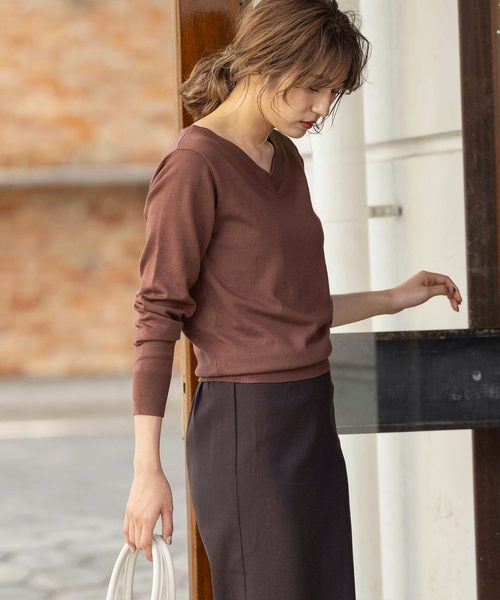 KOBE LETTUCE（コウベレタス）の「Vネックorボートネック選べるシンプルニット（ニット/セーター・レディース・チャコールグレー/ブラック/レッド/オフホワイト/ホワイト系その他/ブラック系その他/グレイッシュベージュ/チャコール/ブラウン系その他2/ブラウン系その他3/ブラウン系その他4/グリーン系その他2/ブラウン系その他/ベージュ系その他/グリーン系その他/バイオレット/パープル系その他/レッド系その他・2/1）」の8枚目の写真