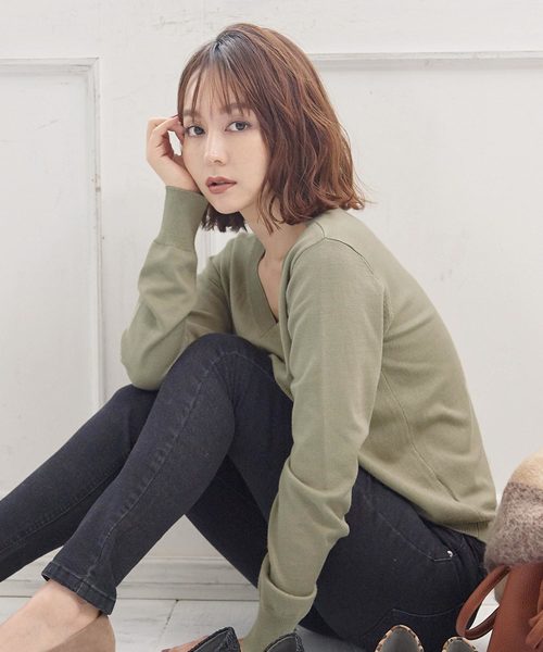 KOBE LETTUCE（コウベレタス）の「Vネックorボートネック選べるシンプルニット（ニット/セーター・レディース・チャコールグレー/ブラック/レッド/オフホワイト/ホワイト系その他/ブラック系その他/グレイッシュベージュ/チャコール/ブラウン系その他2/ブラウン系その他3/ブラウン系その他4/グリーン系その他2/ブラウン系その他/ベージュ系その他/グリーン系その他/バイオレット/パープル系その他/レッド系その他・2/1）」の14枚目の写真