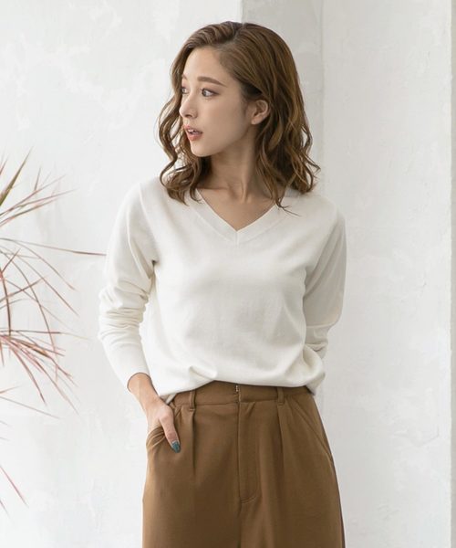 KOBE LETTUCE（コウベレタス）の「Vネックorボートネック選べるシンプルニット（ニット/セーター・レディース・チャコールグレー/ブラック/レッド/オフホワイト/ホワイト系その他/ブラック系その他/グレイッシュベージュ/チャコール/ブラウン系その他2/ブラウン系その他3/ブラウン系その他4/グリーン系その他2/ブラウン系その他/ベージュ系その他/グリーン系その他/バイオレット/パープル系その他/レッド系その他・2/1）」の2枚目の写真