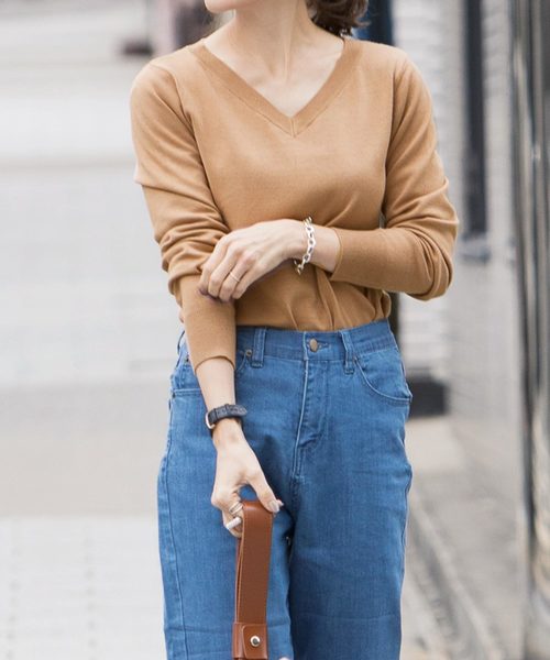 KOBE LETTUCE（コウベレタス）の「Vネックorボートネック選べるシンプルニット（ニット/セーター・レディース・チャコールグレー/ブラック/レッド/オフホワイト/ホワイト系その他/ブラック系その他/グレイッシュベージュ/チャコール/ブラウン系その他2/ブラウン系その他3/ブラウン系その他4/グリーン系その他2/ブラウン系その他/ベージュ系その他/グリーン系その他/バイオレット/パープル系その他/レッド系その他・2/1）」の11枚目の写真