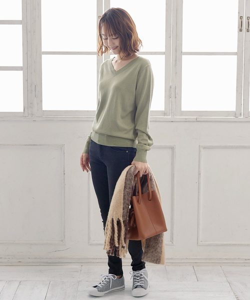 KOBE LETTUCE（コウベレタス）の「Vネックorボートネック選べるシンプルニット（ニット/セーター・レディース・チャコールグレー/ブラック/レッド/オフホワイト/ホワイト系その他/ブラック系その他/グレイッシュベージュ/チャコール/ブラウン系その他2/ブラウン系その他3/ブラウン系その他4/グリーン系その他2/ブラウン系その他/ベージュ系その他/グリーン系その他/バイオレット/パープル系その他/レッド系その他・2/1）」の22枚目の写真