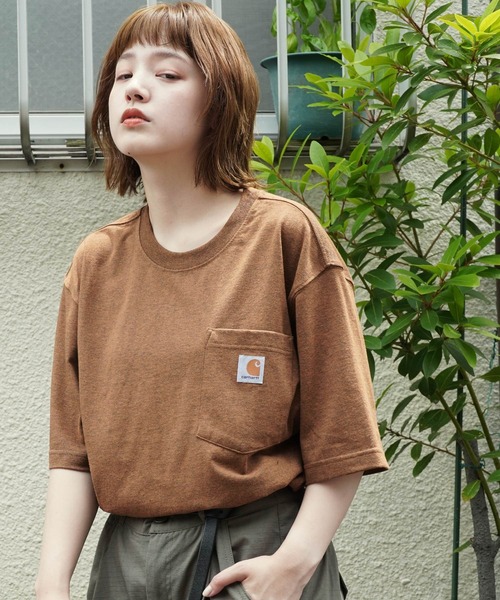 Carhartt（カーハート）の「carhartt/カーハート Workwear ビッグシルエット ポケット半袖 ロゴ Tシャツ ワッペン トップス（Tシャツ/カットソー・メンズ・エメラルドブルー/ブラック/ダークブラウン/ベージュ/ネイビー/グリーン/ヘザーグレー/バーガンディー/ヘザーチャコール/コバルトブルー/グレイッシュブルー/グリーン系その他/ホワイト/レッド系その他/グリーン系その他3/ピンク系その他2/オレンジ系その他/ブルー系その他/ブラウン系その他/ピンク系その他/ブルー系その他2/グリーン系その他2/イエロー系その他/オレンジ/ブルー系その他3/ブルー系その他4/レッド系その他2/グリーン系その他4/ライトイエロー/テラコッタ/ブルー系その他5/イエロー系その他2/グリーン系その他5/レッド系その他3/オレンジ系その他2/ブルー系その他6・SMALL/MEDIUM/LARGE/X-LARGE/XX-LARGE）」の6枚目の写真