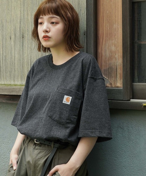 Carhartt（カーハート）の「carhartt/カーハート Workwear ビッグシルエット ポケット半袖 ロゴ Tシャツ ワッペン トップス（Tシャツ/カットソー・メンズ・エメラルドブルー/ブラック/ダークブラウン/ベージュ/ネイビー/グリーン/ヘザーグレー/バーガンディー/ヘザーチャコール/コバルトブルー/グレイッシュブルー/グリーン系その他/ホワイト/レッド系その他/グリーン系その他3/ピンク系その他2/オレンジ系その他/ブルー系その他/ブラウン系その他/ピンク系その他/ブルー系その他2/グリーン系その他2/イエロー系その他/オレンジ/ブルー系その他3/ブルー系その他4/レッド系その他2/グリーン系その他4/ライトイエロー/テラコッタ/ブルー系その他5/イエロー系その他2/グリーン系その他5/レッド系その他3/オレンジ系その他2/ブルー系その他6・SMALL/MEDIUM/LARGE/X-LARGE/XX-LARGE）」の4枚目の写真