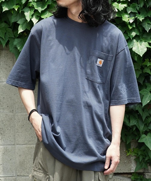 Carhartt（カーハート）の「carhartt/カーハート Workwear ビッグシルエット ポケット半袖 ロゴ Tシャツ ワッペン トップス（Tシャツ/カットソー・メンズ・エメラルドブルー/ブラック/ダークブラウン/ベージュ/ネイビー/グリーン/ヘザーグレー/バーガンディー/ヘザーチャコール/コバルトブルー/グレイッシュブルー/グリーン系その他/ホワイト/レッド系その他/グリーン系その他3/ピンク系その他2/オレンジ系その他/ブルー系その他/ブラウン系その他/ピンク系その他/ブルー系その他2/グリーン系その他2/イエロー系その他/オレンジ/ブルー系その他3/ブルー系その他4/レッド系その他2/グリーン系その他4/ライトイエロー/テラコッタ/ブルー系その他5/イエロー系その他2/グリーン系その他5/レッド系その他3/オレンジ系その他2/ブルー系その他6・SMALL/MEDIUM/LARGE/X-LARGE/XX-LARGE）」の19枚目の写真