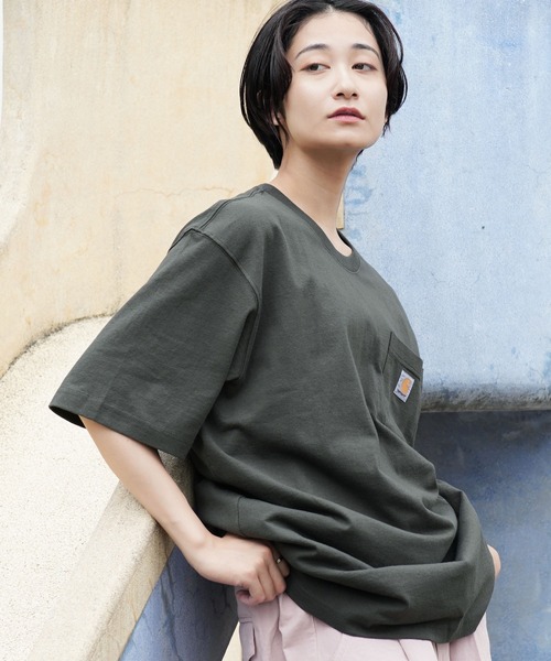 Carhartt（カーハート）の「carhartt/カーハート Workwear ビッグシルエット ポケット半袖 ロゴ Tシャツ ワッペン トップス（Tシャツ/カットソー・メンズ・エメラルドブルー/ブラック/ダークブラウン/ベージュ/ネイビー/グリーン/ヘザーグレー/バーガンディー/ヘザーチャコール/コバルトブルー/グレイッシュブルー/グリーン系その他/ホワイト/レッド系その他/グリーン系その他3/ピンク系その他2/オレンジ系その他/ブルー系その他/ブラウン系その他/ピンク系その他/ブルー系その他2/グリーン系その他2/イエロー系その他/オレンジ/ブルー系その他3/ブルー系その他4/レッド系その他2/グリーン系その他4/ライトイエロー/テラコッタ/ブルー系その他5/イエロー系その他2/グリーン系その他5/レッド系その他3/オレンジ系その他2/ブルー系その他6・SMALL/MEDIUM/LARGE/X-LARGE/XX-LARGE）」の11枚目の写真