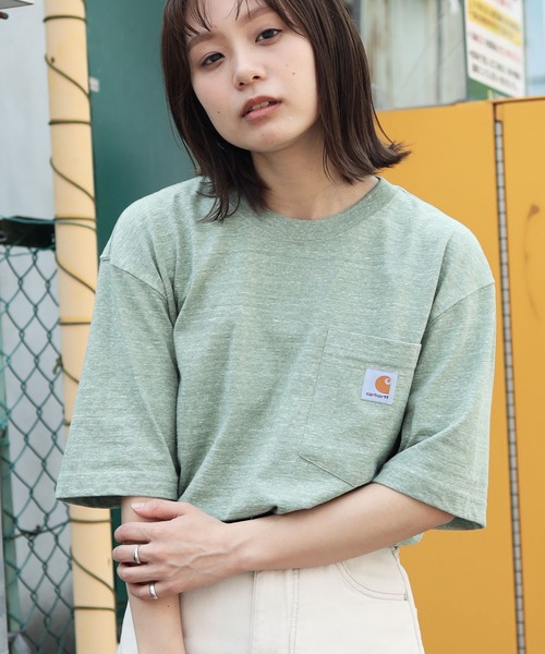 Carhartt（カーハート）の「carhartt/カーハート Workwear ビッグシルエット ポケット半袖 ロゴ Tシャツ ワッペン トップス（Tシャツ/カットソー・メンズ・エメラルドブルー/ブラック/ダークブラウン/ベージュ/ネイビー/グリーン/ヘザーグレー/バーガンディー/ヘザーチャコール/コバルトブルー/グレイッシュブルー/グリーン系その他/ホワイト/レッド系その他/グリーン系その他3/ピンク系その他2/オレンジ系その他/ブルー系その他/ブラウン系その他/ピンク系その他/ブルー系その他2/グリーン系その他2/イエロー系その他/オレンジ/ブルー系その他3/ブルー系その他4/レッド系その他2/グリーン系その他4/ライトイエロー/テラコッタ/ブルー系その他5/イエロー系その他2/グリーン系その他5/レッド系その他3/オレンジ系その他2/ブルー系その他6・SMALL/MEDIUM/LARGE/X-LARGE/XX-LARGE）」の12枚目の写真