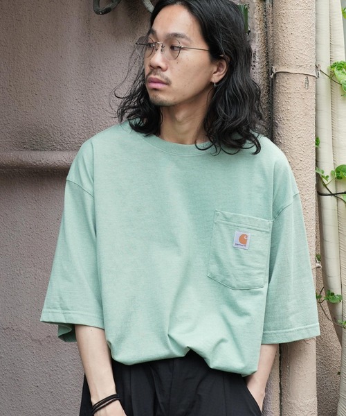 Carhartt（カーハート）の「carhartt/カーハート Workwear ビッグシルエット ポケット半袖 ロゴ Tシャツ ワッペン トップス（Tシャツ/カットソー・メンズ・エメラルドブルー/ブラック/ダークブラウン/ベージュ/ネイビー/グリーン/ヘザーグレー/バーガンディー/ヘザーチャコール/コバルトブルー/グレイッシュブルー/グリーン系その他/ホワイト/レッド系その他/グリーン系その他3/ピンク系その他2/オレンジ系その他/ブルー系その他/ブラウン系その他/ピンク系その他/ブルー系その他2/グリーン系その他2/イエロー系その他/オレンジ/ブルー系その他3/ブルー系その他4/レッド系その他2/グリーン系その他4/ライトイエロー/テラコッタ/ブルー系その他5/イエロー系その他2/グリーン系その他5/レッド系その他3/オレンジ系その他2/ブルー系その他6・SMALL/MEDIUM/LARGE/X-LARGE/XX-LARGE）」の14枚目の写真