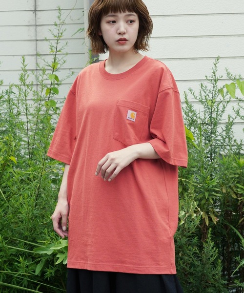 Carhartt（カーハート）の「carhartt/カーハート Workwear ビッグシルエット ポケット半袖 ロゴ Tシャツ ワッペン トップス（Tシャツ/カットソー・メンズ・エメラルドブルー/ブラック/ダークブラウン/ベージュ/ネイビー/グリーン/ヘザーグレー/バーガンディー/ヘザーチャコール/コバルトブルー/グレイッシュブルー/グリーン系その他/ホワイト/レッド系その他/グリーン系その他3/ピンク系その他2/オレンジ系その他/ブルー系その他/ブラウン系その他/ピンク系その他/ブルー系その他2/グリーン系その他2/イエロー系その他/オレンジ/ブルー系その他3/ブルー系その他4/レッド系その他2/グリーン系その他4/ライトイエロー/テラコッタ/ブルー系その他5/イエロー系その他2/グリーン系その他5/レッド系その他3/オレンジ系その他2/ブルー系その他6・SMALL/MEDIUM/LARGE/X-LARGE/XX-LARGE）」の7枚目の写真