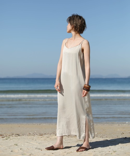 select MOCA(セレクトモカ)の「2020 S/S サテンライクキャミワンピース/バックギャザーサイドスリットロングワンピース(ワンピース・レディース・ライトグリーン/ライトベージュ・FREE)」の2枚目の写真