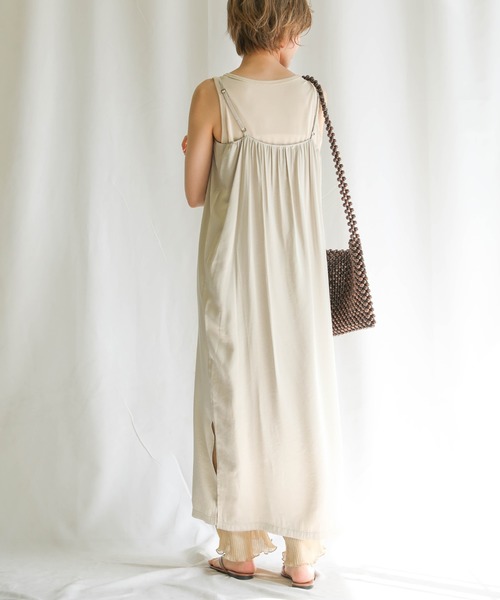 select MOCA(セレクトモカ)の「2020 S/S サテンライクキャミワンピース/バックギャザーサイドスリットロングワンピース(ワンピース・レディース・ライトグリーン/ライトベージュ・FREE)」の8枚目の写真