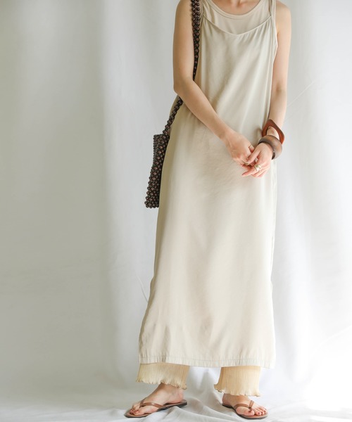 select MOCA(セレクトモカ)の「2020 S/S サテンライクキャミワンピース/バックギャザーサイドスリットロングワンピース(ワンピース・レディース・ライトグリーン/ライトベージュ・FREE)」の6枚目の写真