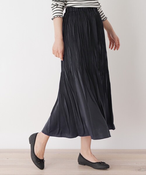 pink adobe(ピンクアドベ)の「◆【M-LL】サテンプリーツ スカート(スカート・レディース・チャコールグレー/イエロー/サンドベージュ/ライトベージュ・40/38/42)」の2枚目の写真