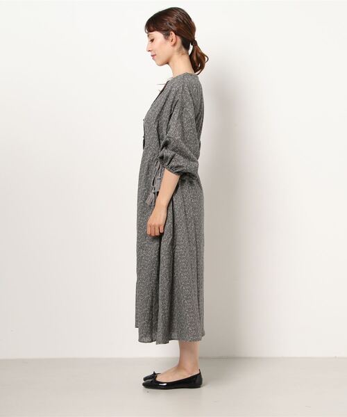 Samansa Mos2 blue(サマンサモスモスブルー)の「エスニックフラワーワンピース(ワンピース・レディース・ブラック/ネイビー/グレー・フリ-)」の5枚目の写真