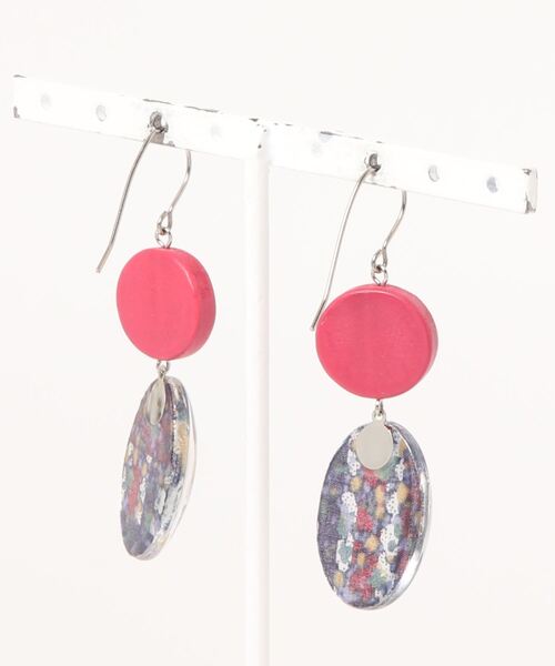tone（トーン）の「【joesstyle】*Glass Pierce*　 リバティと赤いウッドビーズピアス(MA)（ピアス（両耳用）・レディース・マルチ・FREE）」の2枚目の写真