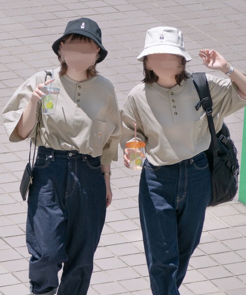 PairPair（ペアペア）の「ピスネーム付きヘンリーネックTシャツ（ユニセックス）（Tシャツ/カットソー・レディース・カーキ/ピンク/スミクロ/グレイッシュベージュ・MEDIUM/LARGE）」の6枚目の写真