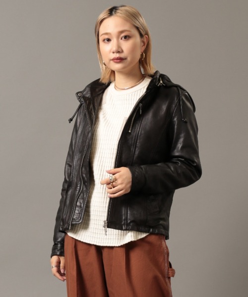 AVIREX(アヴィレックス)の「スタンドジップレザージャケット/ STAND ZIP LEATHER JACKET(ライダースジャケット・レディース・ブラック/ライトベージュ・SMALL/MEDIUM/LARGE)」の2枚目の写真