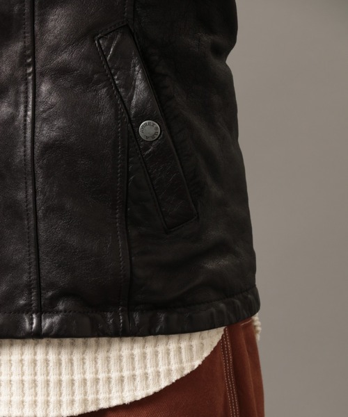 AVIREX(アヴィレックス)の「スタンドジップレザージャケット/ STAND ZIP LEATHER JACKET(ライダースジャケット・レディース・ブラック/ライトベージュ・SMALL/MEDIUM/LARGE)」の4枚目の写真