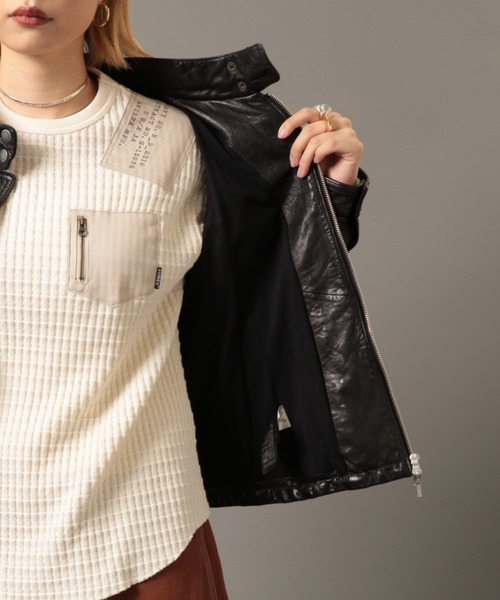 AVIREX(アヴィレックス)の「スタンドジップレザージャケット/ STAND ZIP LEATHER JACKET(ライダースジャケット・レディース・ブラック/ライトベージュ・SMALL/MEDIUM/LARGE)」の6枚目の写真