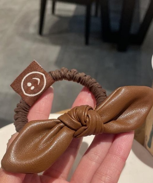 aimoha（アイモハ）の「フェイクレザーリボンヘアゴム（ヘアゴム・レディース・ブラック/ホワイト/ブラウン・FREE）」の8枚目の写真