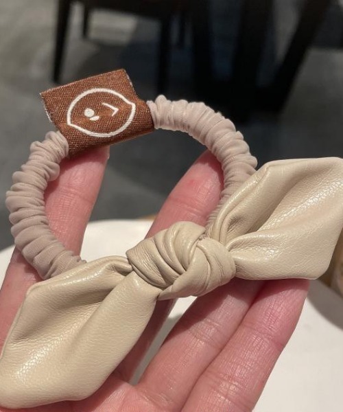 aimoha（アイモハ）の「フェイクレザーリボンヘアゴム（ヘアゴム・レディース・ブラック/ホワイト/ブラウン・FREE）」の6枚目の写真