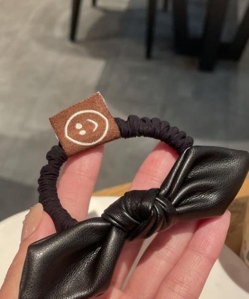 aimoha（アイモハ）の「フェイクレザーリボンヘアゴム（ヘアゴム・レディース・ブラック/ホワイト/ブラウン・FREE）」の7枚目の写真