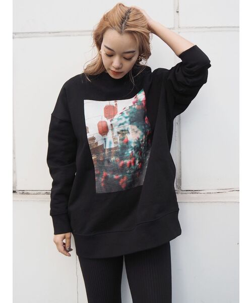 EVRIS（エヴリス）の「フォトプリントルーズスウェットトップス（スウェット・レディース・グリーン/ブラック/パープル・FREE）」の4枚目の写真