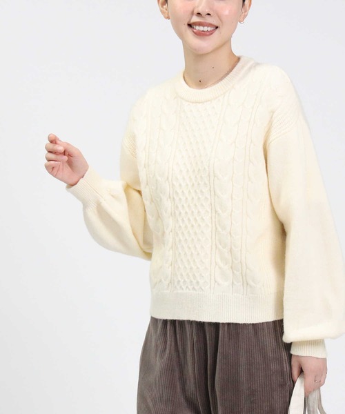 HONEYSUCKLE ROSE（ハニーサックルローズ）の「【HONEYSUCKLE ROSE】袖ボリュームケーブルニット（ニット/セーター・レディース・ブルー/ベージュ/オフホワイト・L/M）」の2枚目の写真