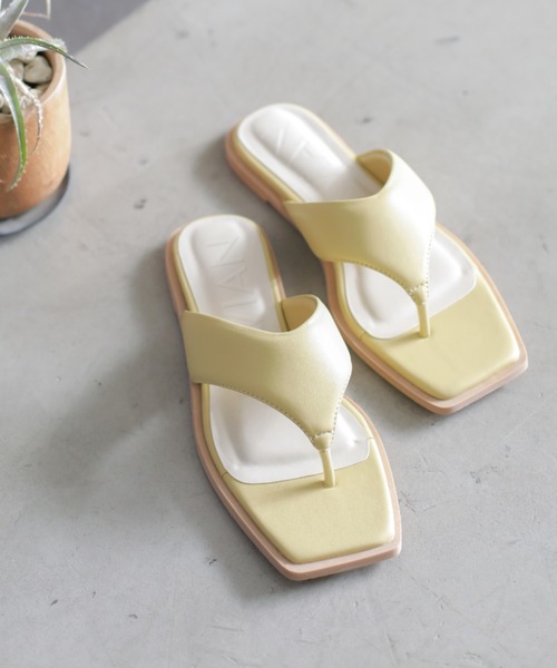 VIVIAN（ヴィヴィアン）の「スクエアトゥパデッド(パテッド)トングフラットサンダル（サンダル・レディース・ベージュ/グリーン/ブラック/イエロー/アイボリー・L/S/M/LL）」の5枚目の写真