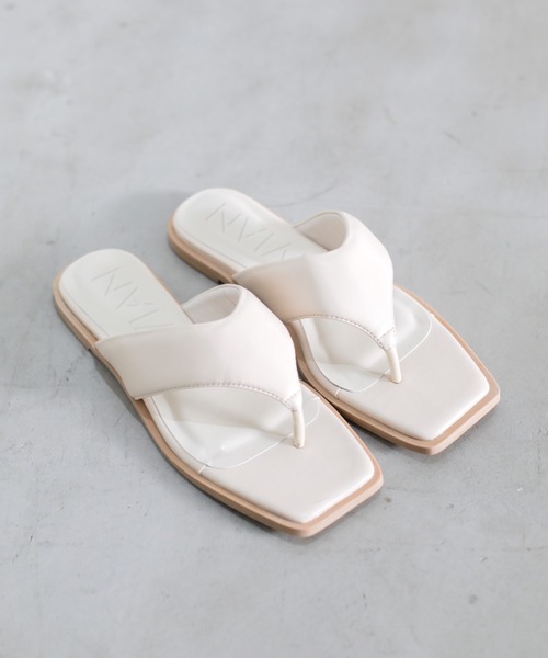 VIVIAN（ヴィヴィアン）の「スクエアトゥパデッド(パテッド)トングフラットサンダル（サンダル・レディース・ベージュ/グリーン/ブラック/イエロー/アイボリー・L/S/M/LL）」の2枚目の写真