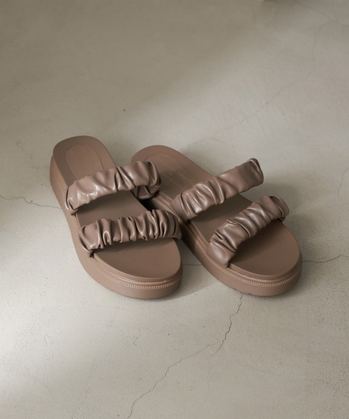 earth music&ecology（アースミュージックアンドエコロジー）の「ORiental TRaffic ギャザーサンダル（サンダル・レディース・ブラウン/アイボリー/モカ・S/M/L）」の3枚目の写真