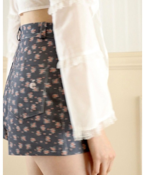epine（エピヌ）の「e flower embroidery short pants black（デニムパンツ・レディース・ブラック・S/M）」の2枚目の写真