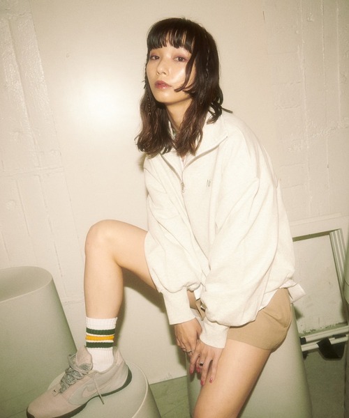 FRUIT OF THE LOOM × 浅井なつみ（フルーツオブザルームアサイナツミ）の「FTL×浅井なつみ HALF ZIP SWEAT / コラボ / 長袖 / スウェット / ハーフジップ / トップス / ワンポイント / 刺繍 / ユニセックス（スウェット・レディース・ブラウン/グレー・M/L）」の3枚目の写真