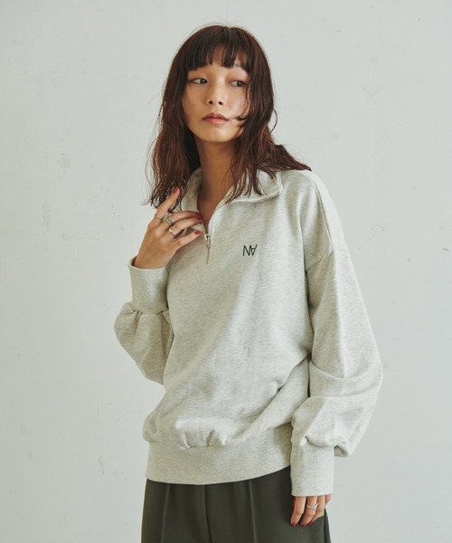 FRUIT OF THE LOOM × 浅井なつみ（フルーツオブザルームアサイナツミ）の「FTL×浅井なつみ HALF ZIP SWEAT / コラボ / 長袖 / スウェット / ハーフジップ / トップス / ワンポイント / 刺繍 / ユニセックス（スウェット・レディース・ブラウン/グレー・M/L）」の4枚目の写真