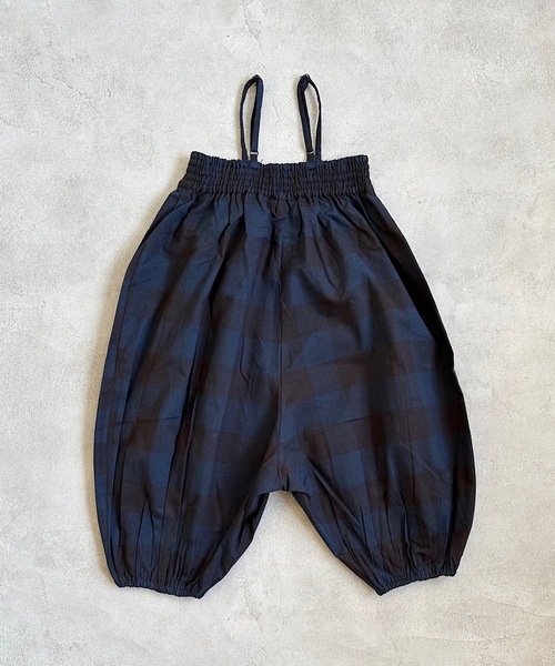 A BOND（アボンド）の「先染めサルエルサロペット(kids/XS～M)（サロペット/オーバーオール・キッズ・ブルー/チャコール/オレンジ・XS/S/M）」の4枚目の写真