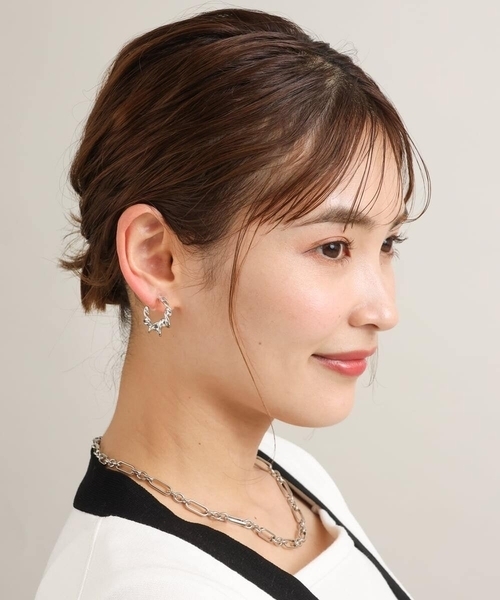 a.v.v(アーヴェヴェ)の「ニュアンスフープイヤリング(イヤリング・レディース・シルバー/ゴールド・38)」の7枚目の写真
