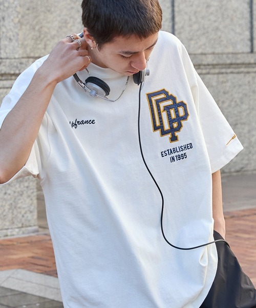 ddp(ディーディーピー)の「DDP/ディーディーピー 別注 サークルロゴ刺繍 ヘビーウェイト ビッグシルエット半袖Tシャツ(Tシャツ/カットソー・メンズ・オフホワイト/ブルー/アッシュグレー/ブラック/ネイビー/ブラック系/ベージュ系/パープル系/ホワイト系/ホワイト系1/ネイビー系1/ブラウン/ブラウン系/ワイン系/ホワイト系2/ブラック系2/ネイビー系2/チャコール・M/L)」の4枚目の写真